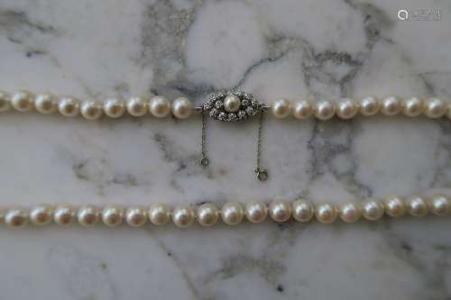 Collier un rang de perles à fermoir en or gris 750°/00, à mo...