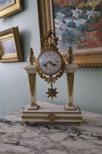 Pendule portique de style Louis XVI, en marbre blanc et bron...
