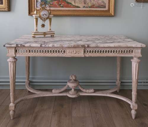 Table de milieu de style Louis XVI, en bois sculpté et relaq...