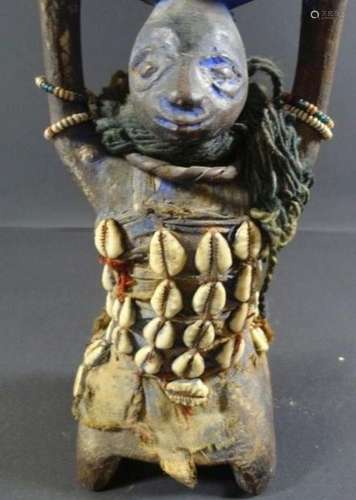 afrikan. Statuette, kniende Frau mit Kopflast, Kauri-Muschel...