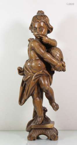 hohe Holzfigur, Putto mit Bienenkorb, wohl Kleinwalsertal Bi...