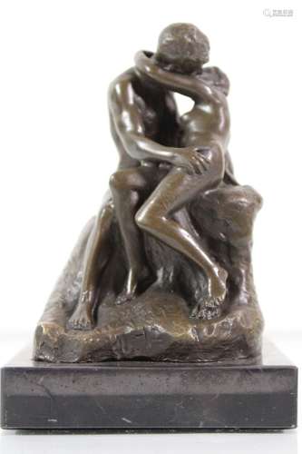 Bronze nach Auguste Rodin (1840 -1917 ), Der Kuss, auf Marmo...