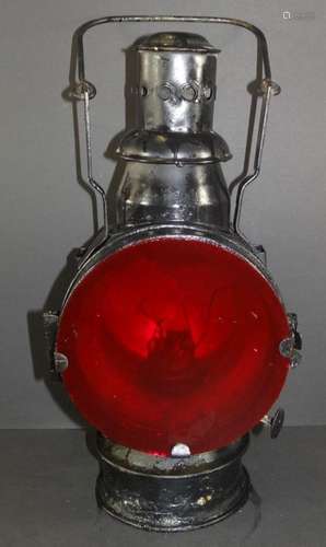 grosse Bahnlampe mit Petroleum