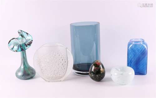 A lot of various glass, including Scandinavia, 20th century.