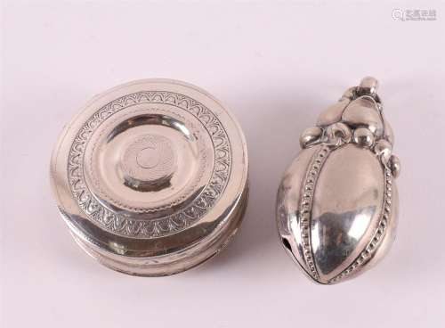 A 2nd grade 835/1000 silver pill box, 19th century.