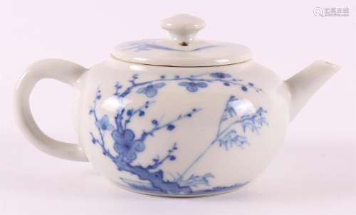 A blue/white porcelain teapot, China around 1900.