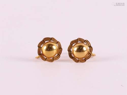 A pair of 14 krt 585/1000 gold ear studs.