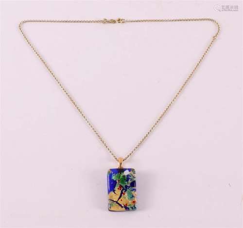 A 14 kt 585/1000 gold necklace on a polychrome glass pendant...