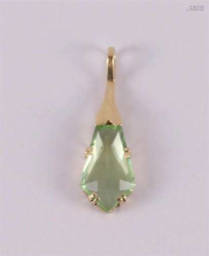 A 14 krt 585/1000 gold Art Deco pendant with a facet cut gre...