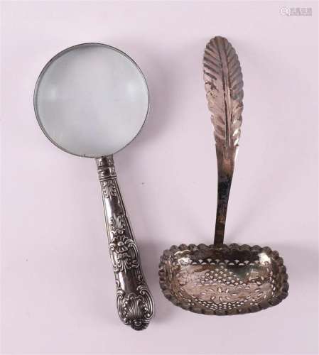 A 2nd grade 835/1000 silver spreader on a palm-shaped handle...