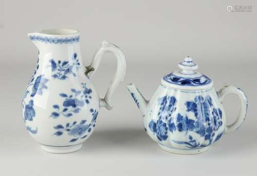 Two parts 18th century Chinese porcelain