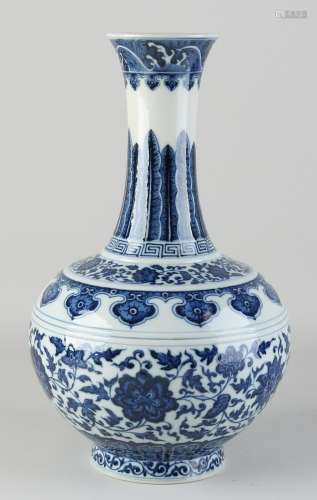 Chinese Ming style vase, H 34 cm.