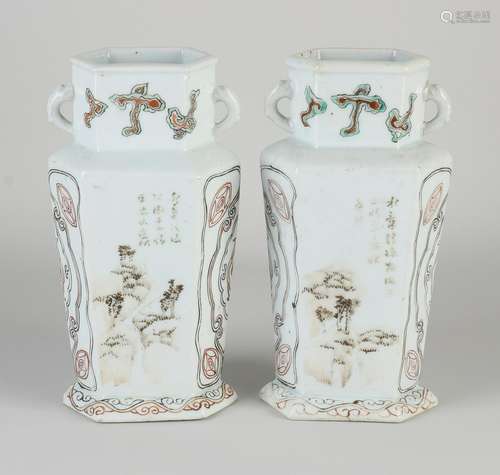 Two Chinese vases, H 18 cm.