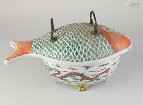 Chinese Familie Verte lidded pot with carp