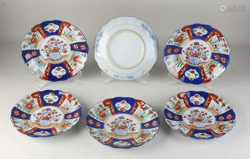 Six Japanese Imari plates Ã˜ 22 cm.