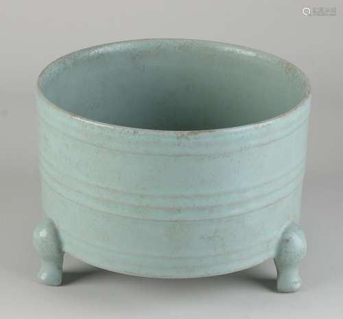 Chinese pot on legs Ã˜ 18.5 cm.