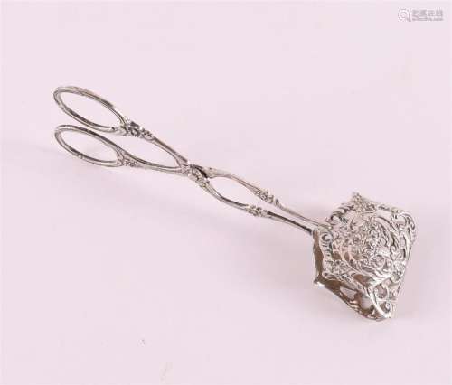 A 3rd grade 800/1000 silver pie tongs with floral decoration