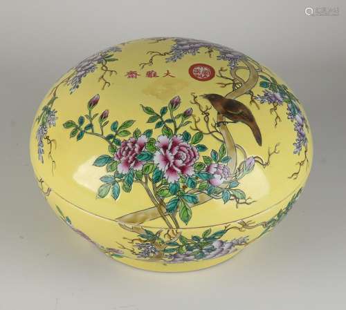 Chinese lidded box Ã˜ 25 cm.