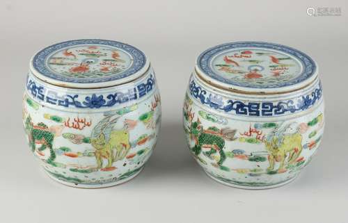 Two Chinese lidded pots Ã˜ 13.5 cm.