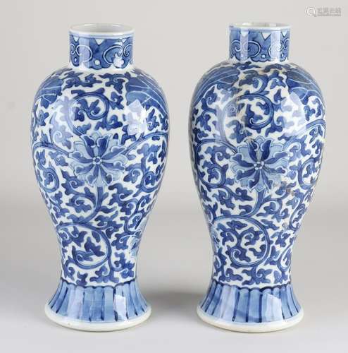 Two Chinese vases, H 27 cm.