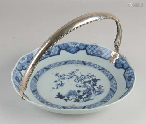 Chinese plate with silver bracket Ã˜ 25.6 cm.