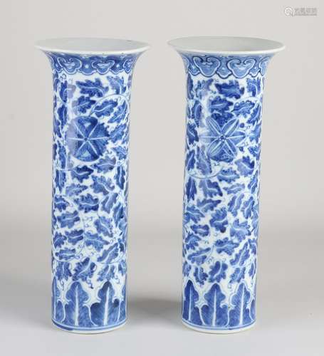 Two Chinese vases, H 25.5 cm.