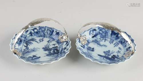 Two Chinese dishes with silver bracket Ã˜ 10 cm.