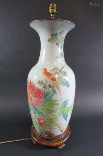 CHINE : Vase balustre monté en lampe en porcelaine à décor p...