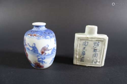 CHINE : Deux flacons tabatières en porcelaine, l'une balustr...