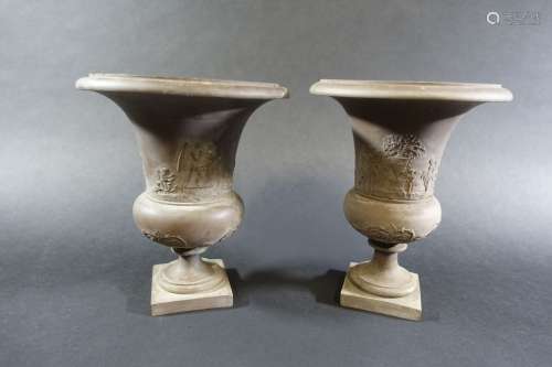 SARREGUEMINES : Deux vases Médicis en grès brun à décor en b...