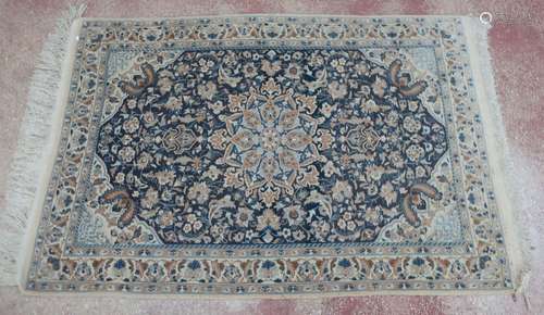 Tapis d'Orient noué main à décor central d'une rosace sur fo...