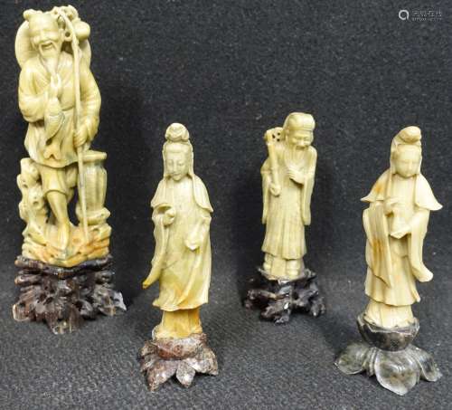 CHINE : Quatre statuettes en stéatite ; pêcheur lissant sa b...