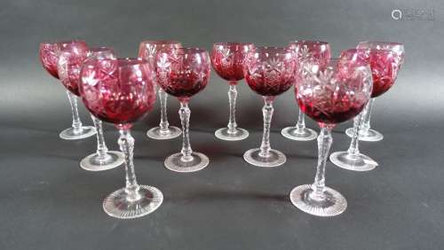 Onze verres à pieds à vin du Rhin en cristal teinté rouge ta...