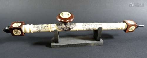 CHINE : Pipe à opium en os à décor gravé, plaquette en métal...