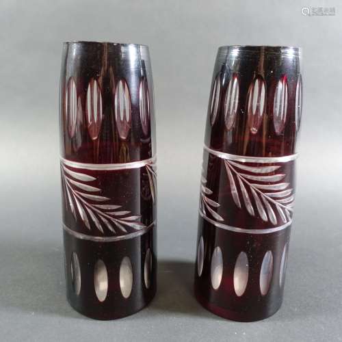 BOHEME : Paire de vases fuselés en cristal rouge taillé de r...