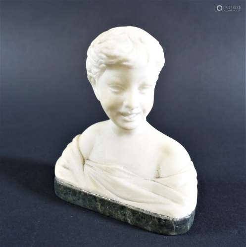 Petit buste de jeune garçon en albâtre sur socle en marbre v...