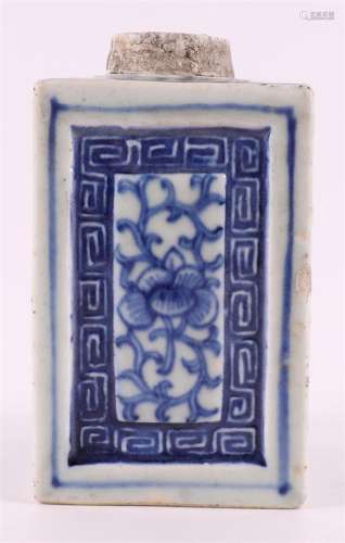 Een blauw/wit porseleinen theebus zonder deksel, China 18e e...