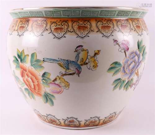 A porcelain fish bowl, China, republic of the 20th century.