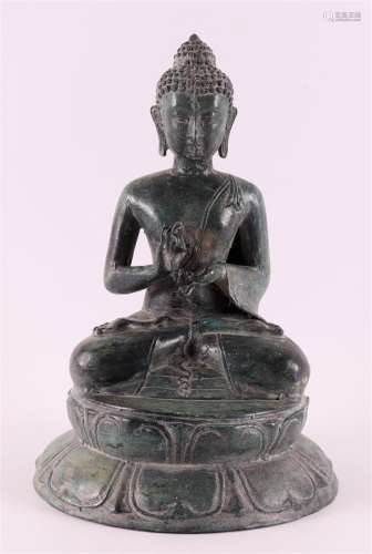 Een groen gepatineerde zittende Boeddha op Lotus, Thailand 2...