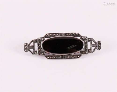 A 1st grade 925/1000 silver brooch with oval cut onyx and ma...