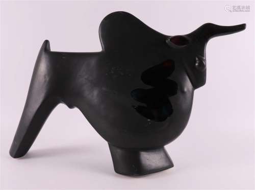 Een zwart plateel aardewerk plastiek van een stier, 20e eeuw...