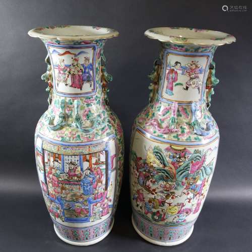 CANTON : Paire de grands vases balustres en porcelaine à déc...