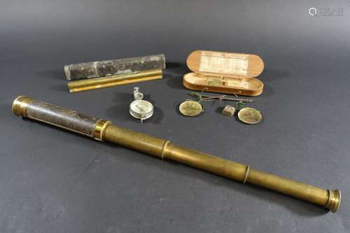 Instruments scientifiques : Lot comprenant une longue-vue en...