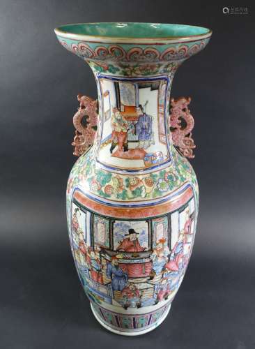 CANTON : Grand vase balustre en porcelaine à décor polychrom...