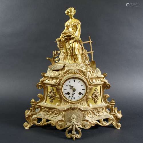 Pendule Napoléon III en régule doré à décor d'une jeune femm...
