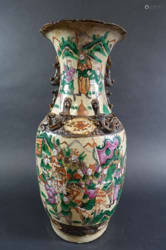 CHINE-NANKIN : Vase balustre en grès émaillé à décor polychr...