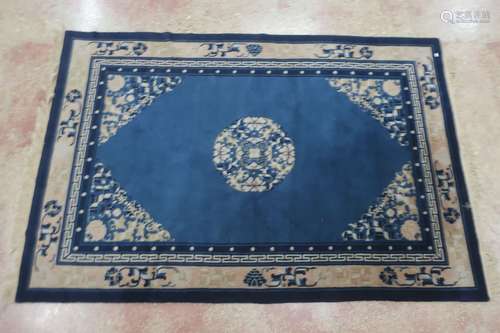 Tapis chinois en laine nouée main à décor d'un médaillon cen...