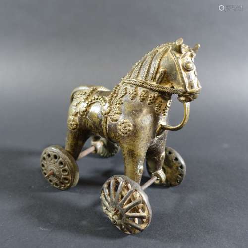 INDE : Cheval harnaché à roulettes en bronze patiné, ép. fin...