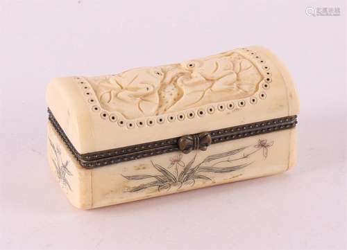 A bone snuff box, 20th century.