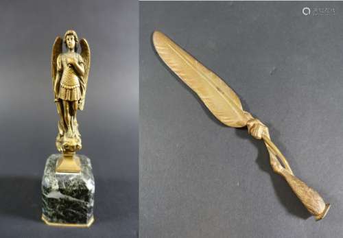 Deux cachets : cachet en bronze doré représentant Saint Mich...